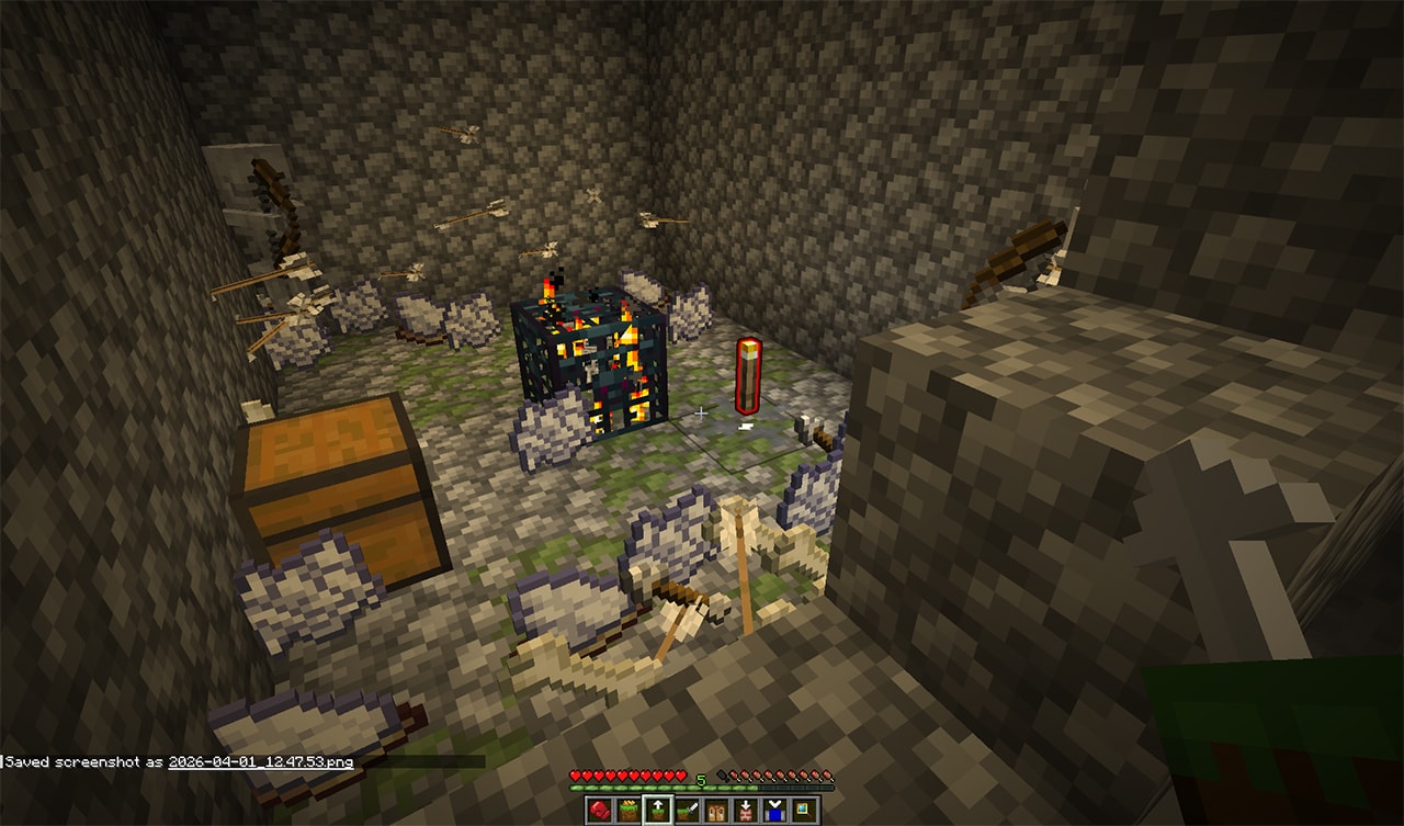 Loch ze spawnerem i przedmiotami walczącymi z mobami